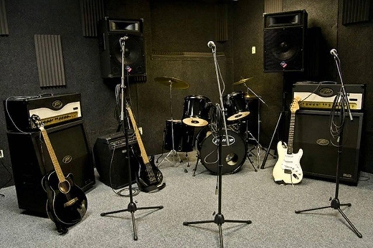 Музыка барабан гитара. Музыкальное оборудование. Музыкальная студия. Студия с музыкальными инструментами. Музыкальная аппаратура.