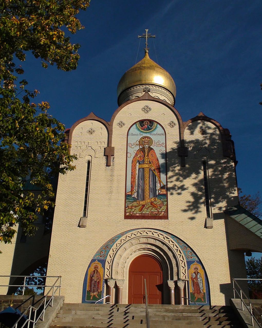 Храм Святого Владимира, Джаксон, Нью-Джерси, США. Фотография: <a href="https://commons.wikimedia.org/wiki/File:%D0%A5%D1%80%D0%B0%D0%BC-%D0%9F%D0%B0%D0%BC%D1%8F%D1%82%D0%BD%D0%B8%D0%BA_%D0%A1%D0%B2%D1%8F%D1%82%D0%BE%D0%B3%D0%BE_%D0%9A%D0%BD%D1%8F%D0%B7%D1%8F_%D0%92%D0%BB%D0%B0%D0%B4%D0%B8%D0%BC%D0%B8%D1%80%D0%B0,_%D0%94%D0%B6%D1%8D%D0%BA%D1%81%D0%BE%D0%BD,_%D0%9D%D1%8C%D1%8E-%D0%94%D0%B6%D0%B5%D1%80%D1%81%D0%B8_02.jpg" target="_blank" rel="noopener">commons.wikimedia.org</a> / 