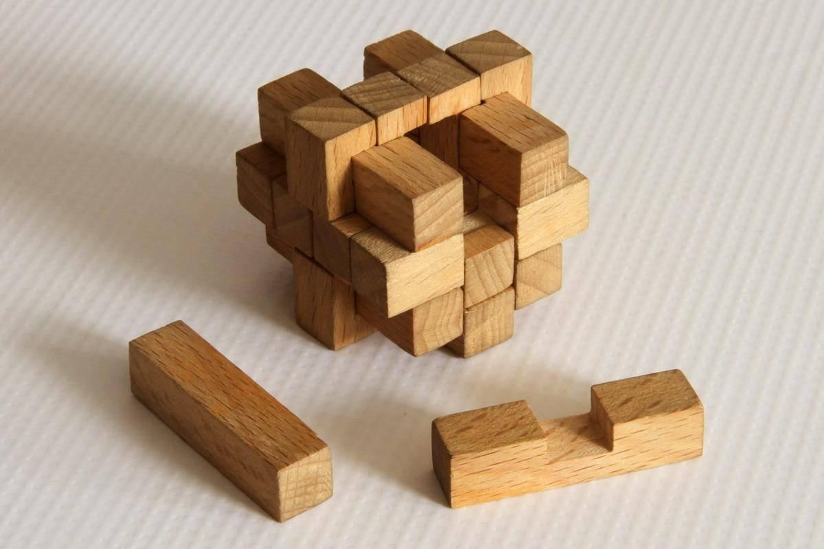 Головоломки которые можно. Головоломки. Деревянные головоломки. Головоломка деревянный кубик. Головоломка куб из дерева.
