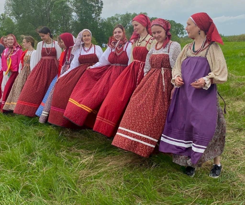 Песня сарафанная русь. Ансамбль Каравон. Фольклорный ансамбль. Фольклор ансамбль. Народная культура.