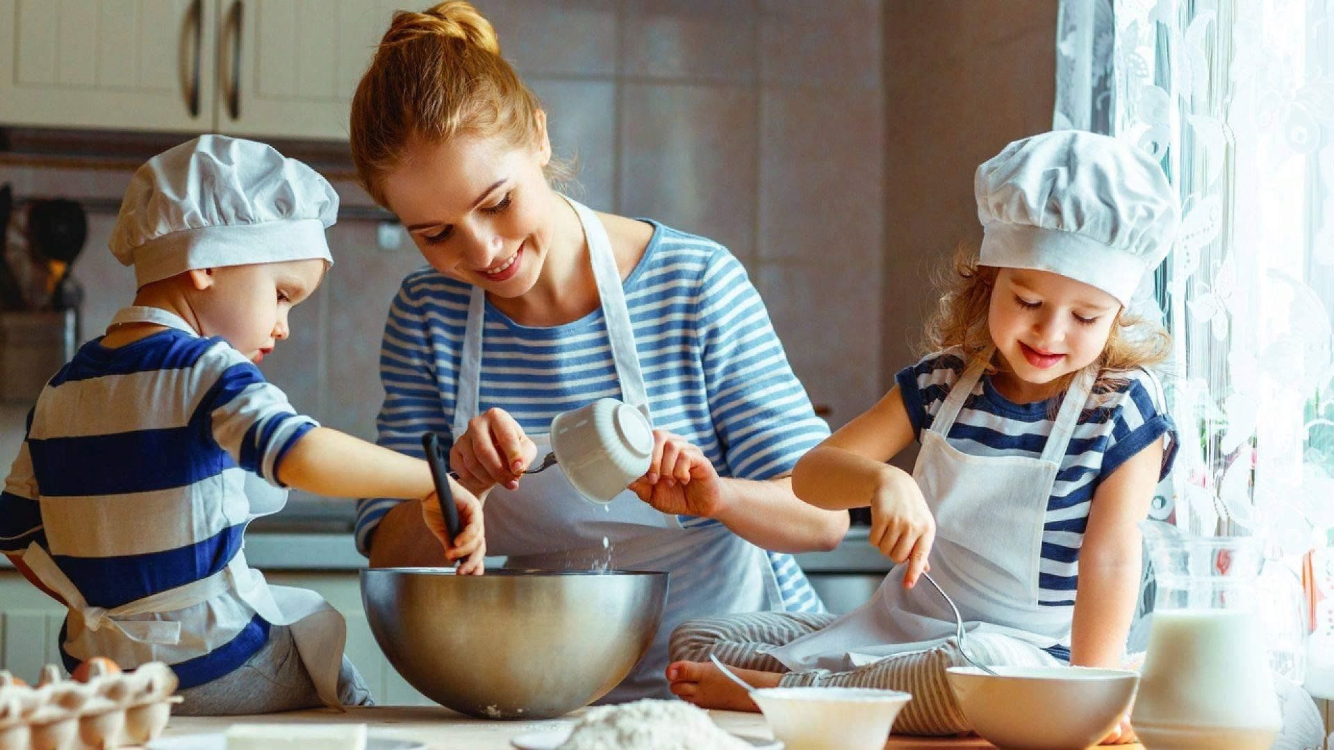 Подросток помогает маме. Мама готовит. Кухня для детей. Фотосессия на кухне. Детская фотосессия на кухне.