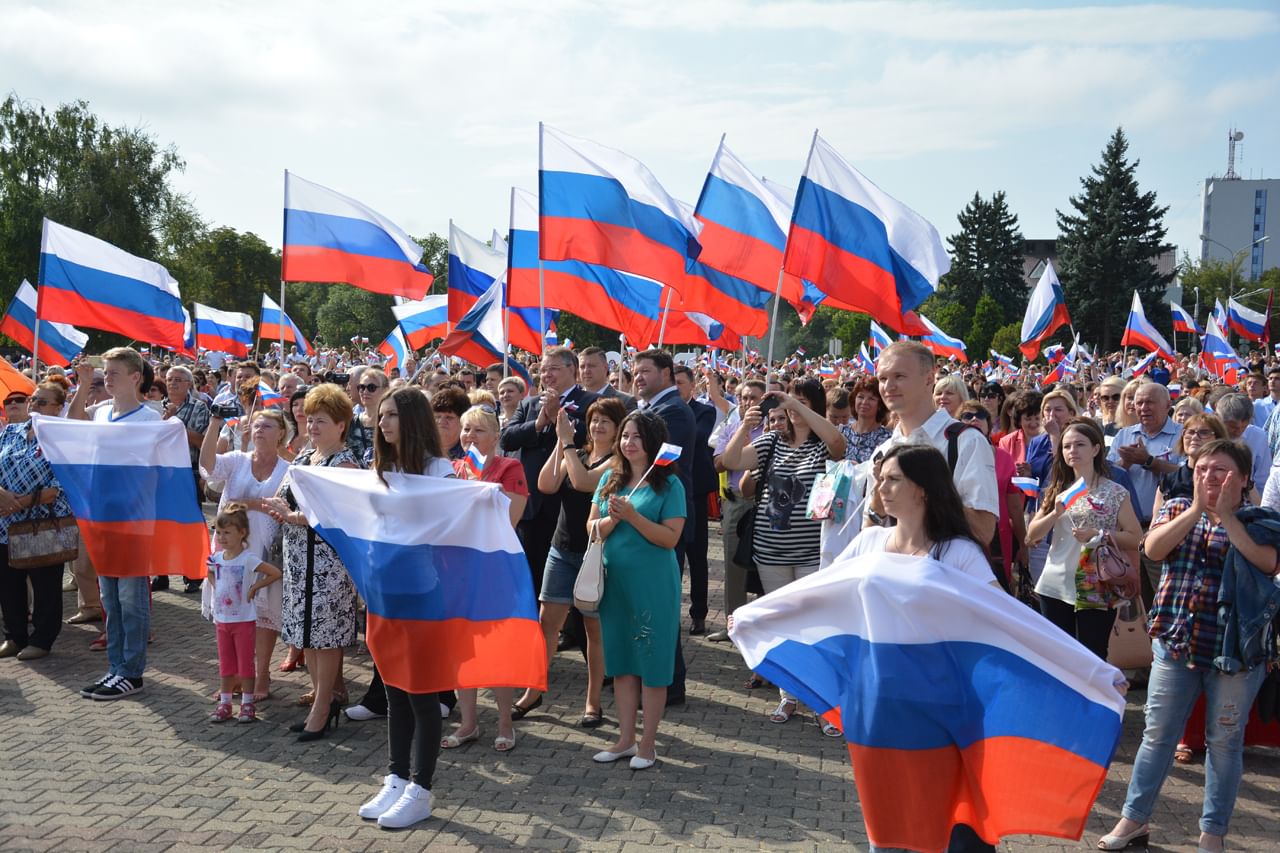 День под флагом. 12 Июня праздник.