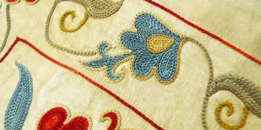 Тамбурная вышивка. Тамбурная вышивка (Tambour Embroidery). Тамбурная вышивка татарский орнамент. Татарская вышивка тамбурным швом. Стежок Сюзане.