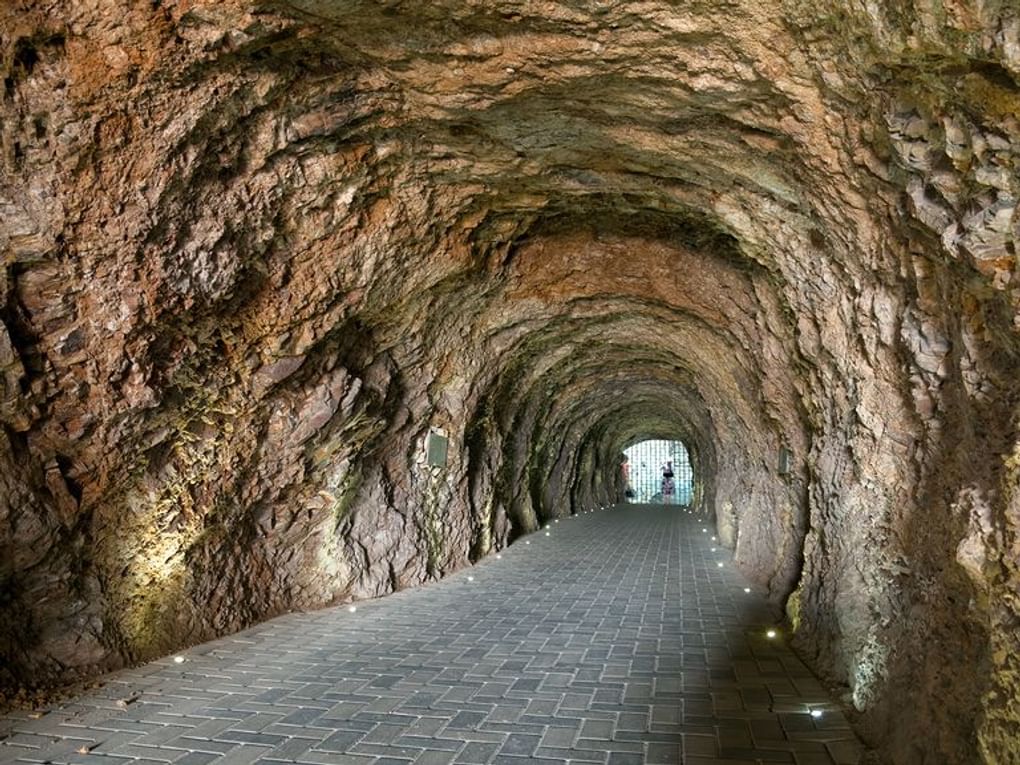 Подземный тоннель к озеру Провал. Пятигорск, Ставропольский край. Фотография: Валерий Шилов / фотобанк «Лори»