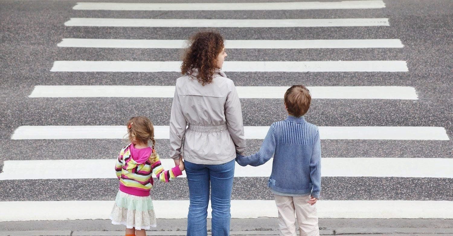 Дети через дорогу. Дети пешеходы. Пешеход на переход. Переходить дорогу. Дорога с пешеходным переходом.