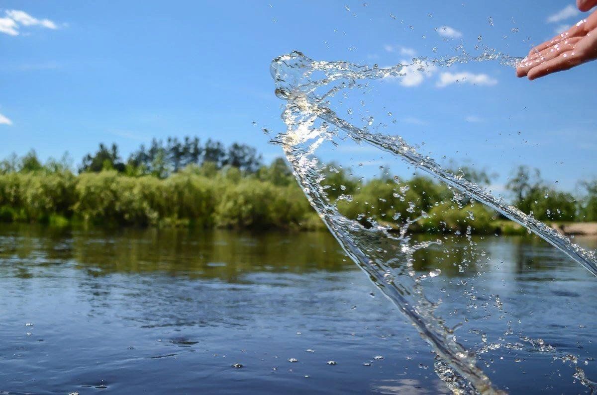 Лучшие воду. Лето вода. Брызги воды. Река брызги воды. Лето брызги воды.