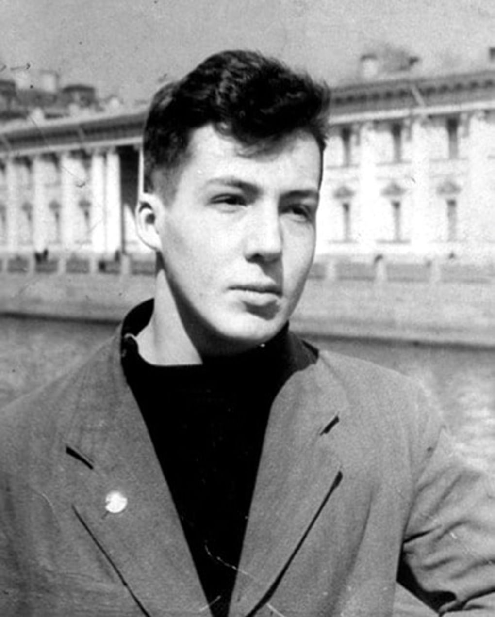 Андрей Битов — выпускник школы. Иллюстрация из книги Анны Бердичевской «Битов, или Новые сведения о человеке» из серии «Гений места. Проза про писателей». Москва: Издательство «Эксмо», 2020