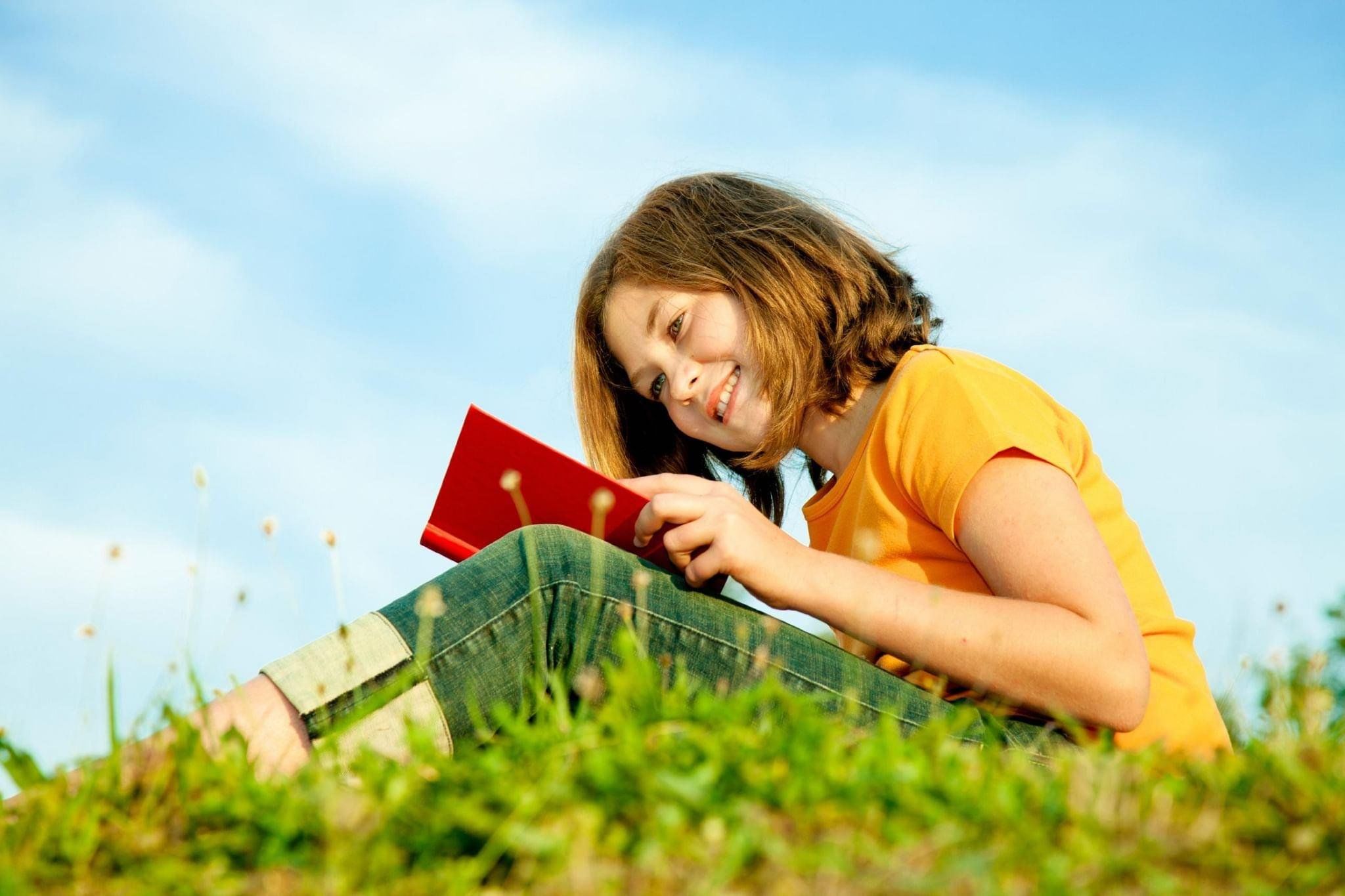 Время подростков. Лето с книгой. Чтение летом. Дети с книгой летом. Дети и природа.