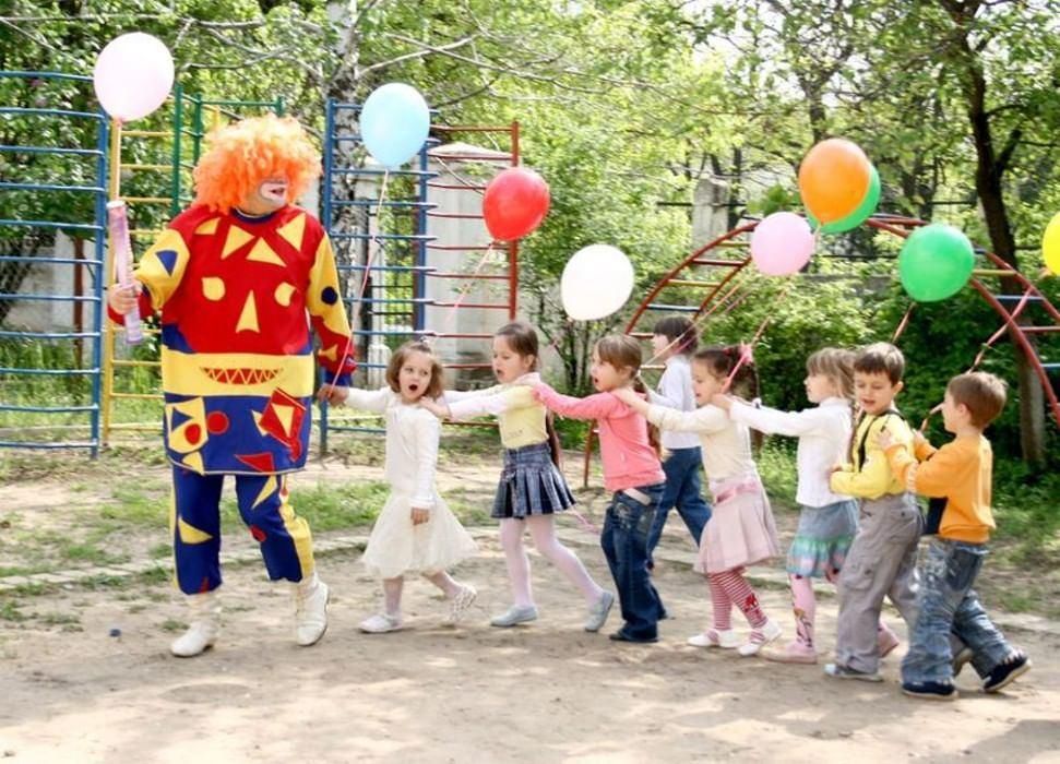 Развлечение с клоуном. Детский праздник. Праздник для детей на улице. Площадка для детей на празднике. Аниматоры на день защиты детей.