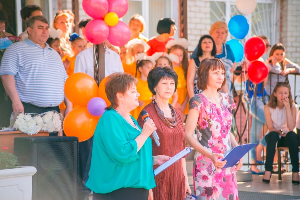 Родители на выпускном в 11 классе. Выпускники с родителями. Выпоскной11с родителями. Выпускной фото с родителями.