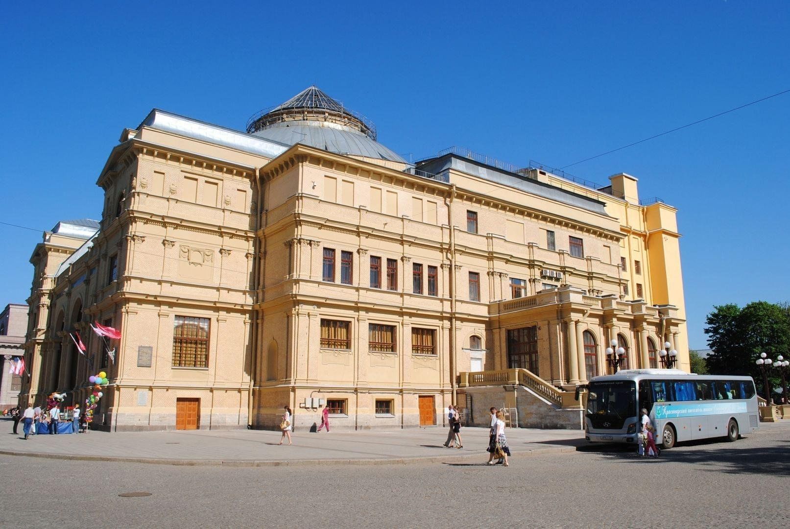 Theatre hall. Мюзик-Холл (театр, Санкт-Петербург). Театр Мюзик-Холл Санкт-Петербург Александровский парк. Здание мюзикл Холл театр Санкт-Петербург. Мюзик Холл здание СПБ.