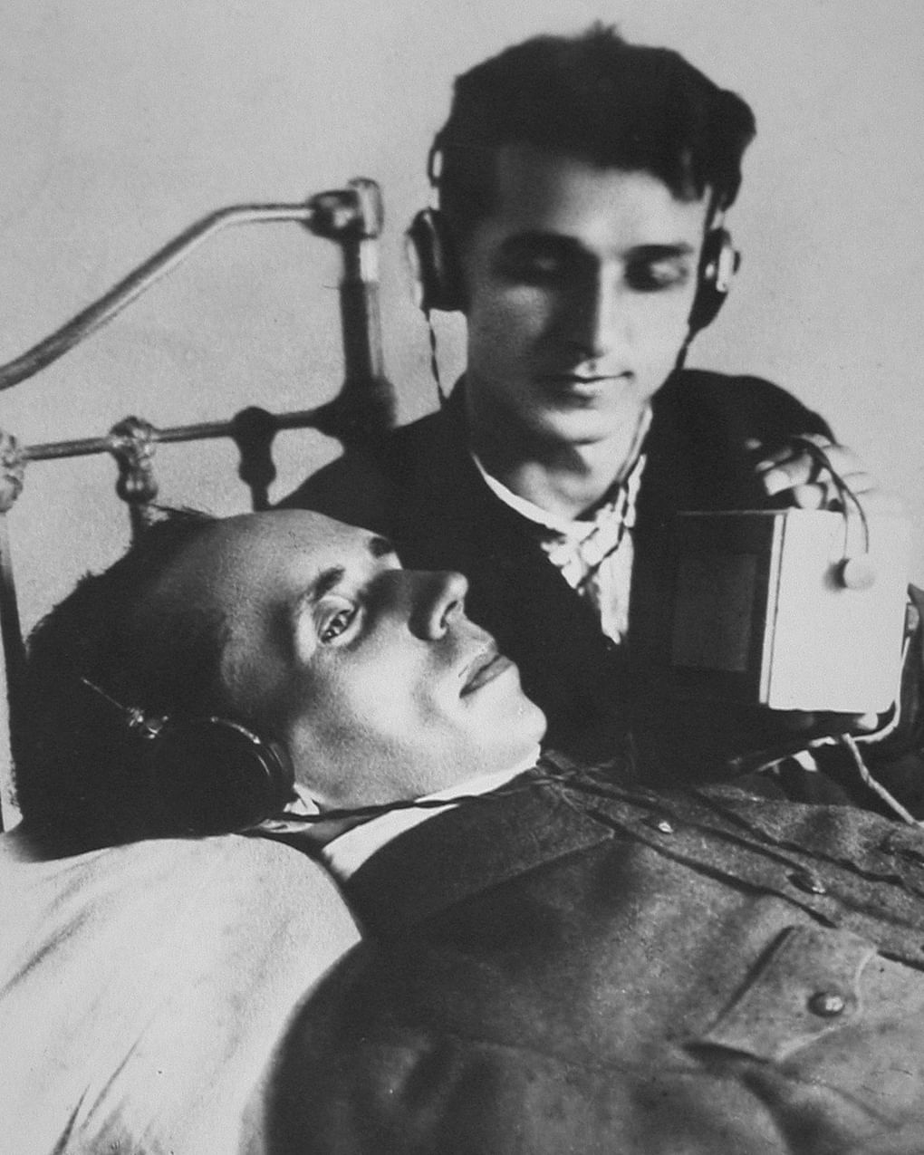 Николай Островский (слева) выступает по радио. Фотография: Виктор Клюшкин / ИТАР-ТАСС /  Государственный литературно-мемориальный музей Н. А. Островского, Сочи