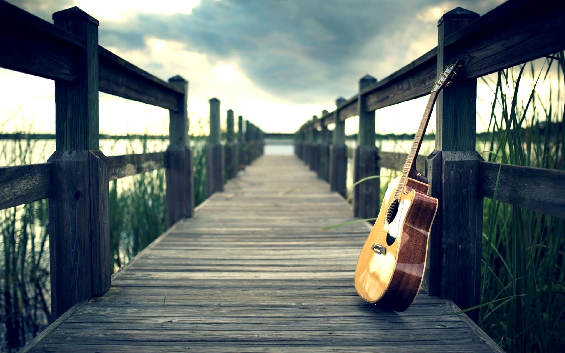 Песня наше лето закаты. Музыкальный пейзаж. Гитара на природе. Гитара пейзаж. Электрогитара на природе.