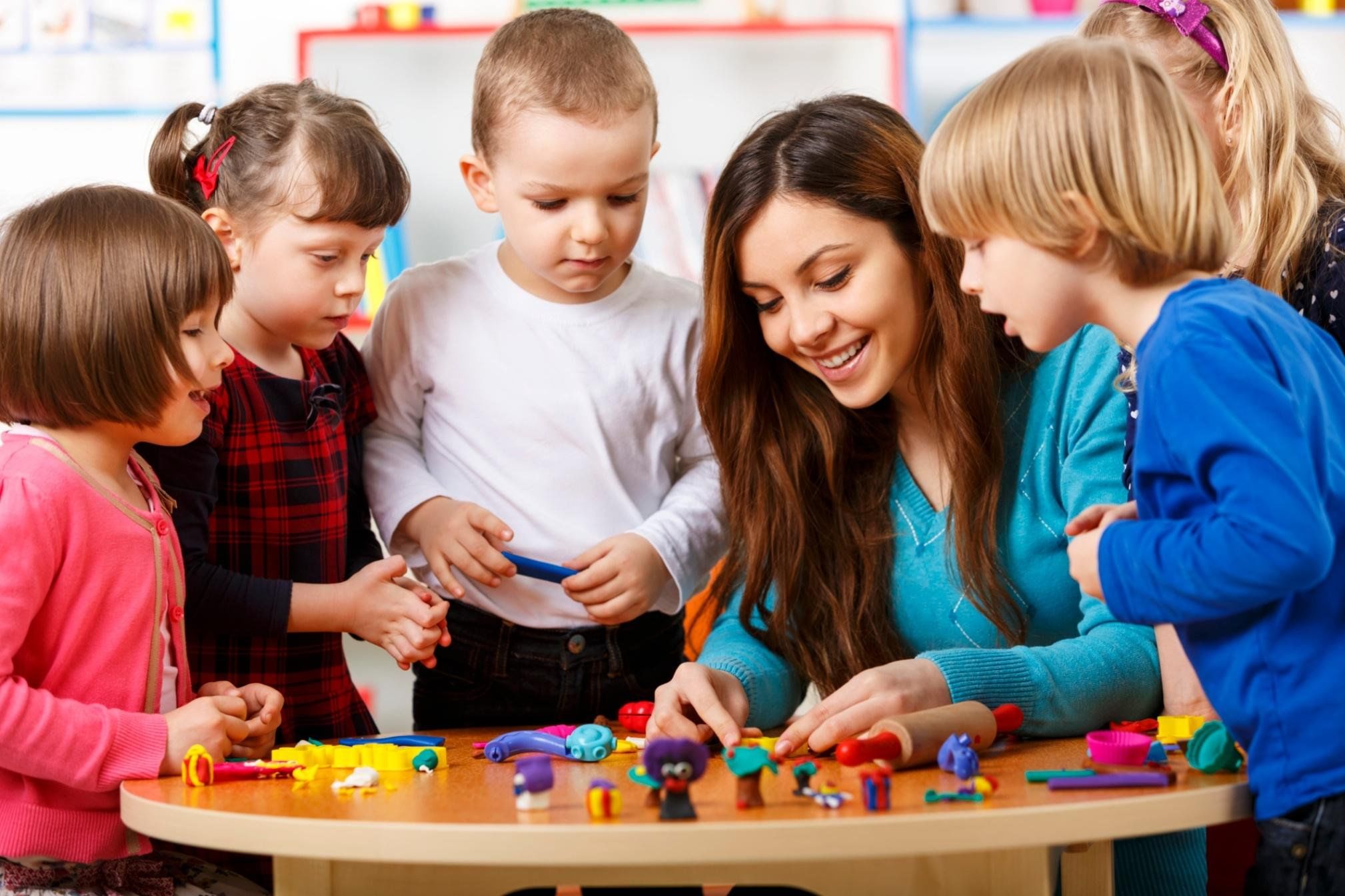 Педагогические развивающие игры. Дети в детском саду. Педагог и дети. Воспитатель с детьми. Занятия для детей.