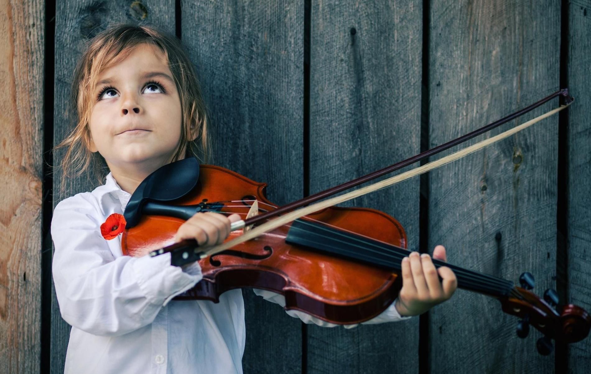 Скрипичный ребенок. Алиса Бельская. Судзуки скрипач. Музыкальные инструменты для детей. Дети играющие на музыкальных инструментах.