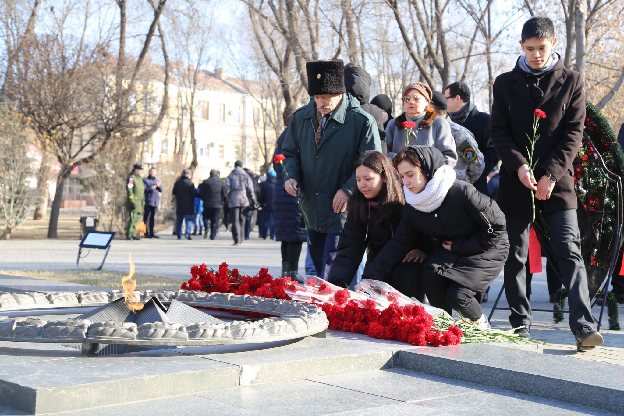 Фото возложение цветов к памятнику погибшим в великой отечественной войне