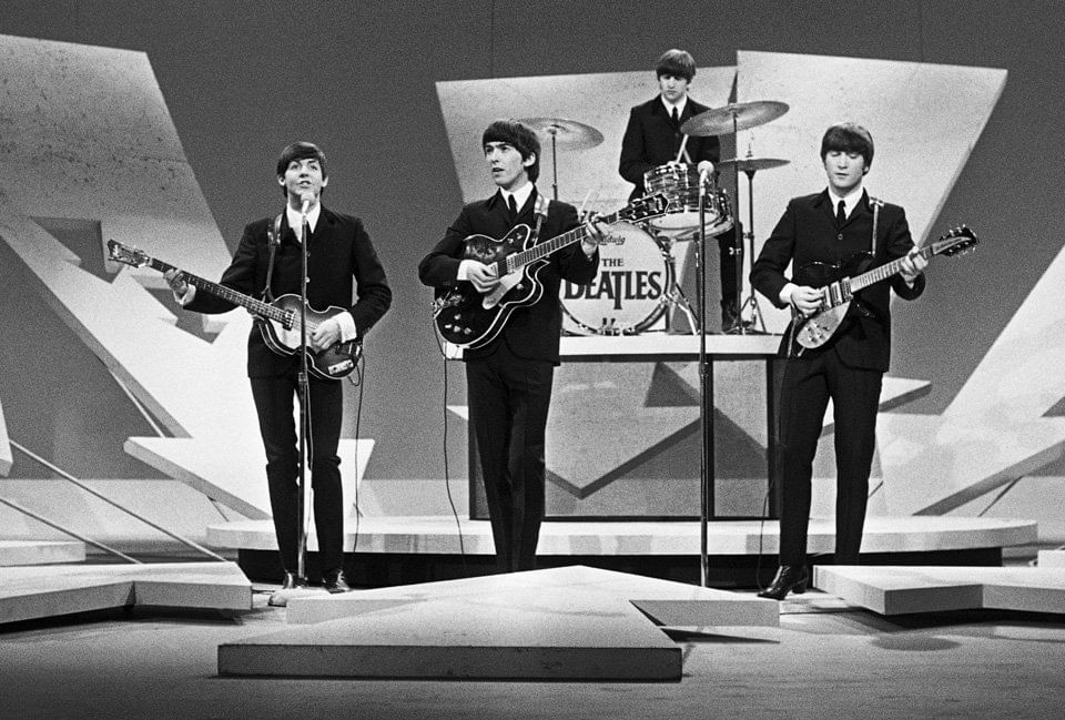 Битлз клипы. Группа Битлз на сцене. The Beatles 1963 на сцене. Битлз 1964 год. The Beatles на сцене 1964.