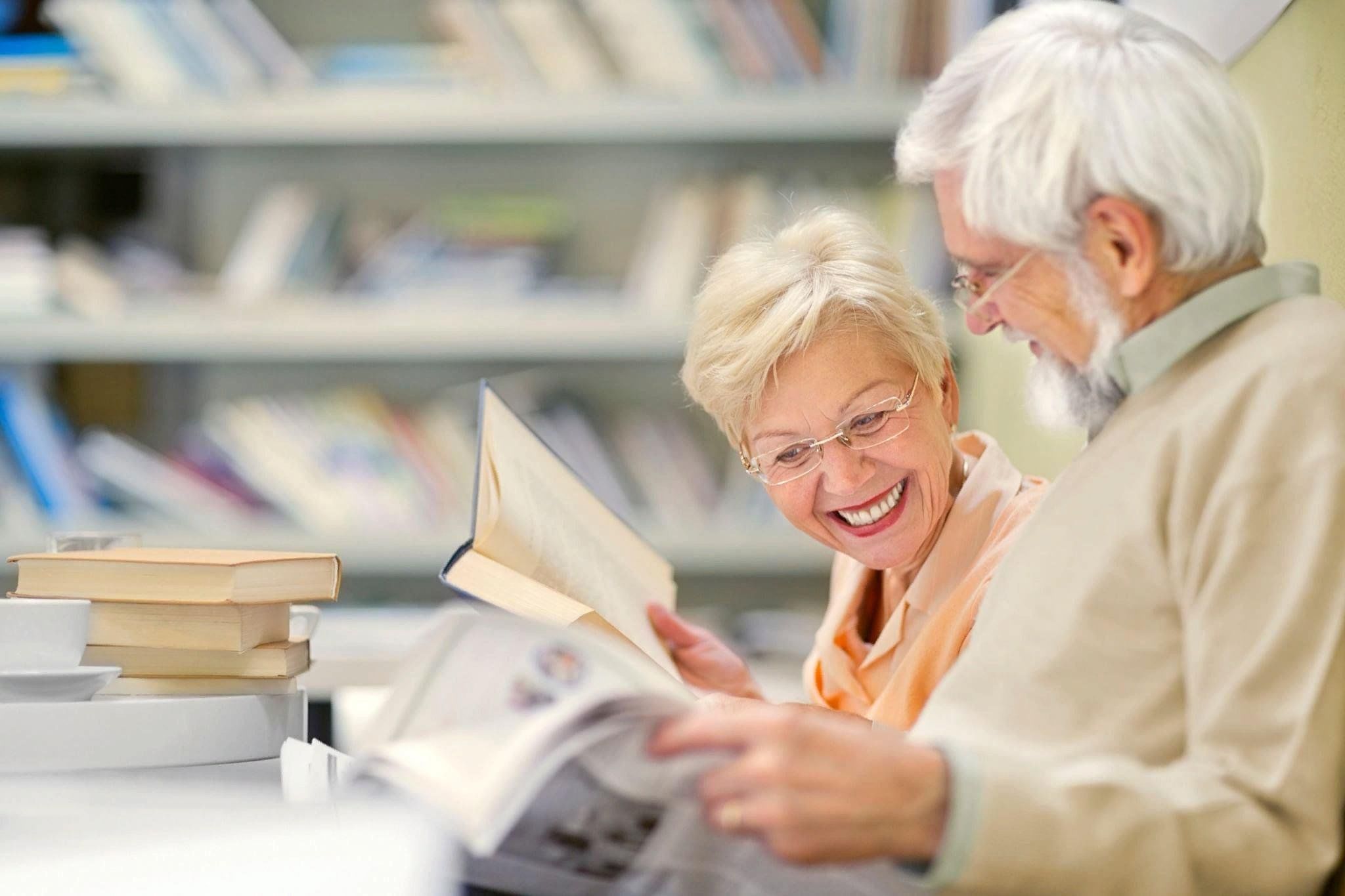 Читать пенсионер. Пенсионеры в библиотеке. Пожилые люди в библиотеке. Интеллект у пожилых людей. Умственная деятельность пожилых.