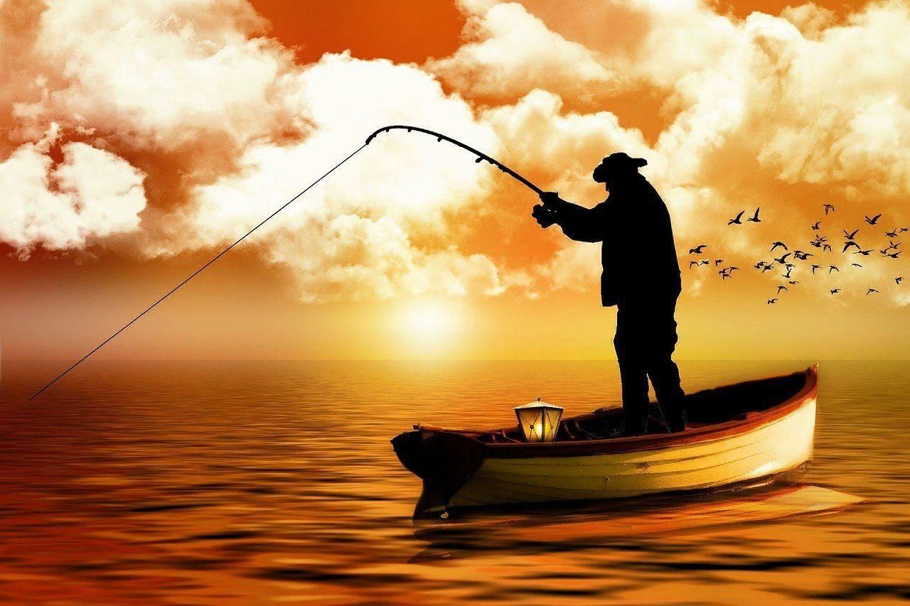 Рыбак с удочкой в лодке