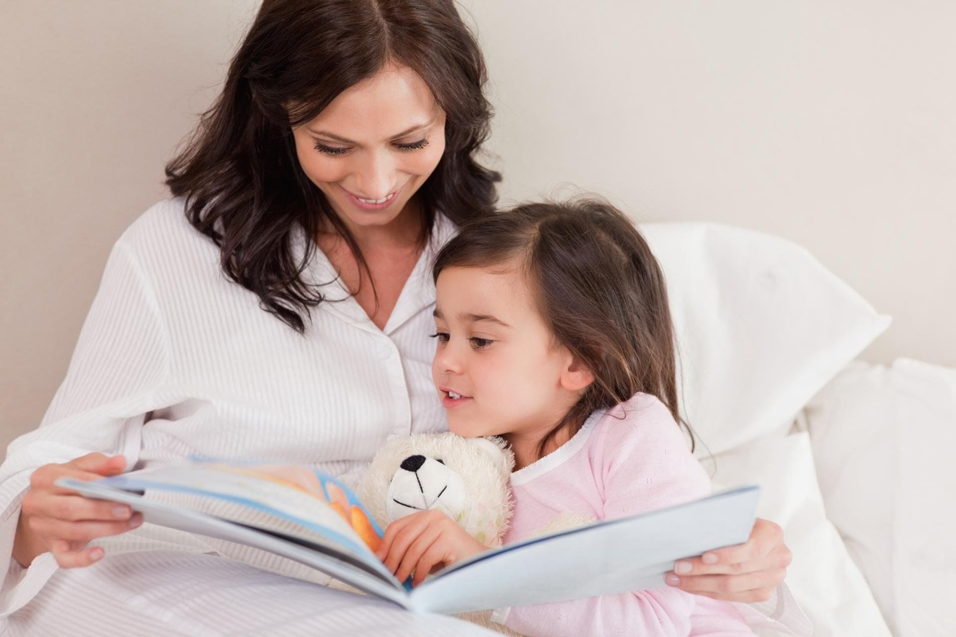 Молодая мама читать. Мама читает сказку ребенку. Чтение перед сном детям. Мама читает книгу. Мама с дочкой и книжкой.