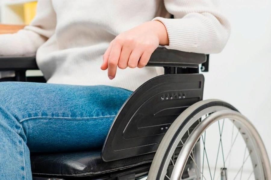 Социальная защита инвалидов 2021. Защита инвалидов. Социальная защита инвалидов. Средства реабилитации для инвалидов. Человек в кресле коляске.