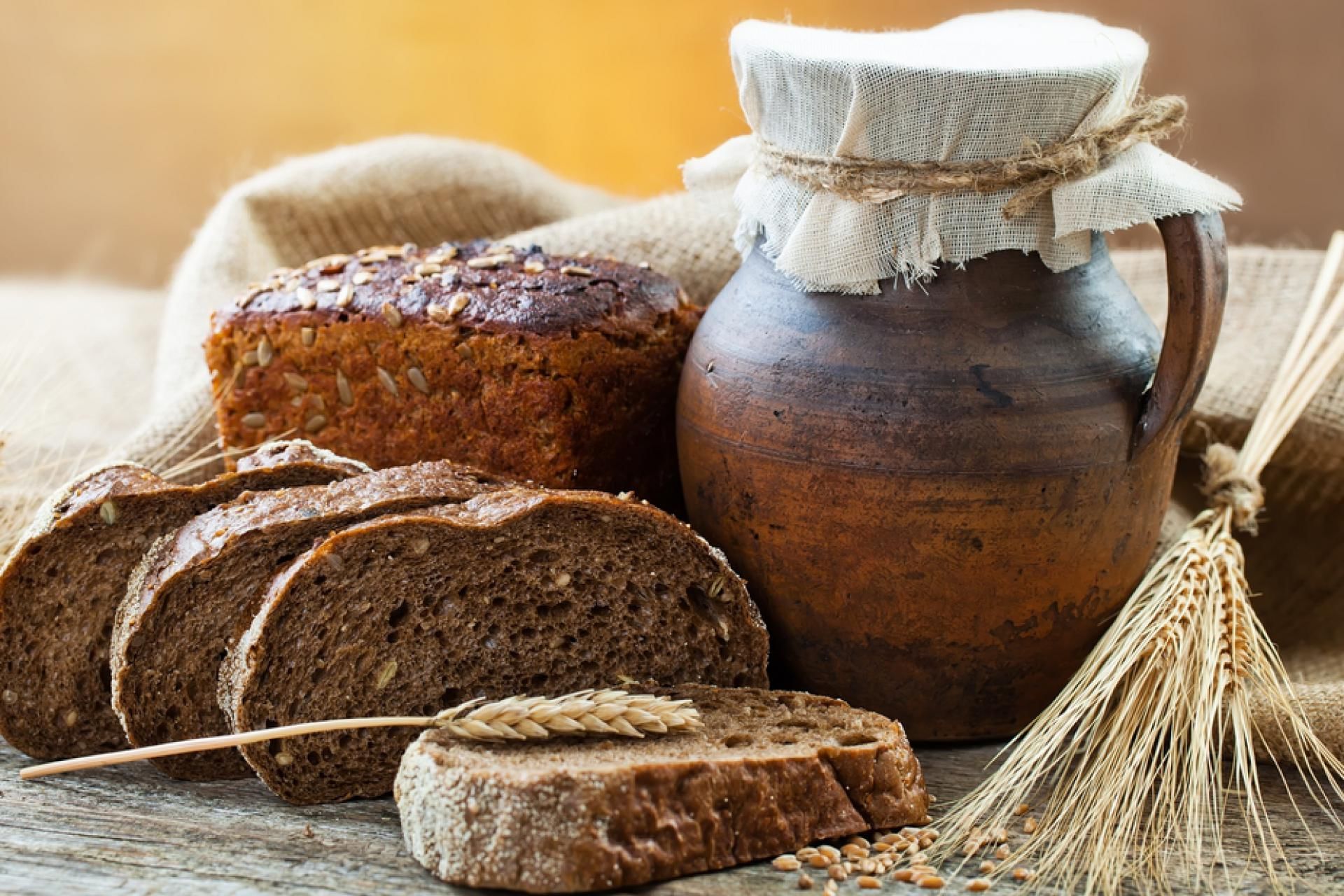 Щедро посыпана совершенно пусты ржаным хлебом. Древнерусский хлеб. Ржаной хлеб. Черный ржаной хлеб. Национальный хлеб.