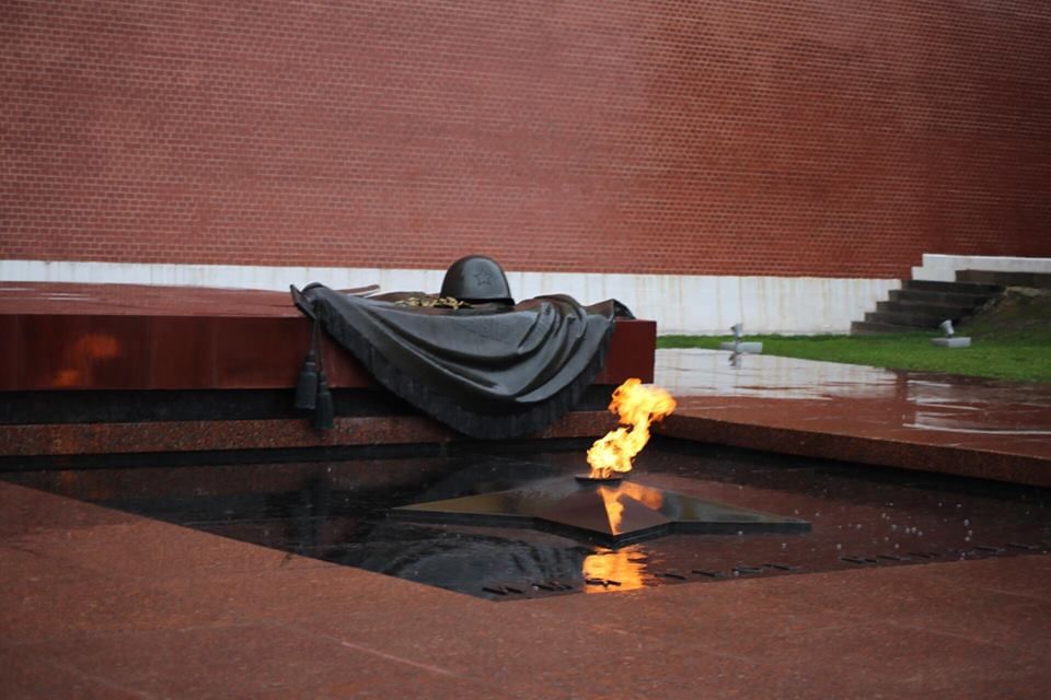 Вечный огонь и памятник неизвестному солдату фото
