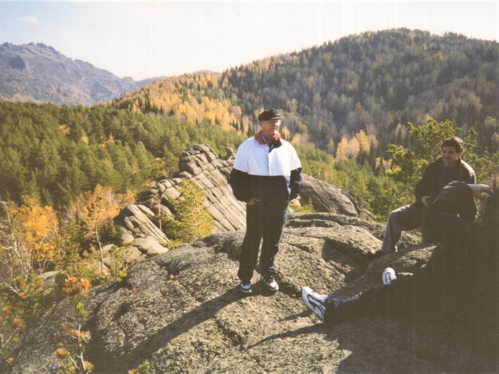 Юрий Сенкевич (стоит) со съемочной группой на Алтае. 1999. Алтайский государственный краеведческий музей, Барнаул, Алтайский край
