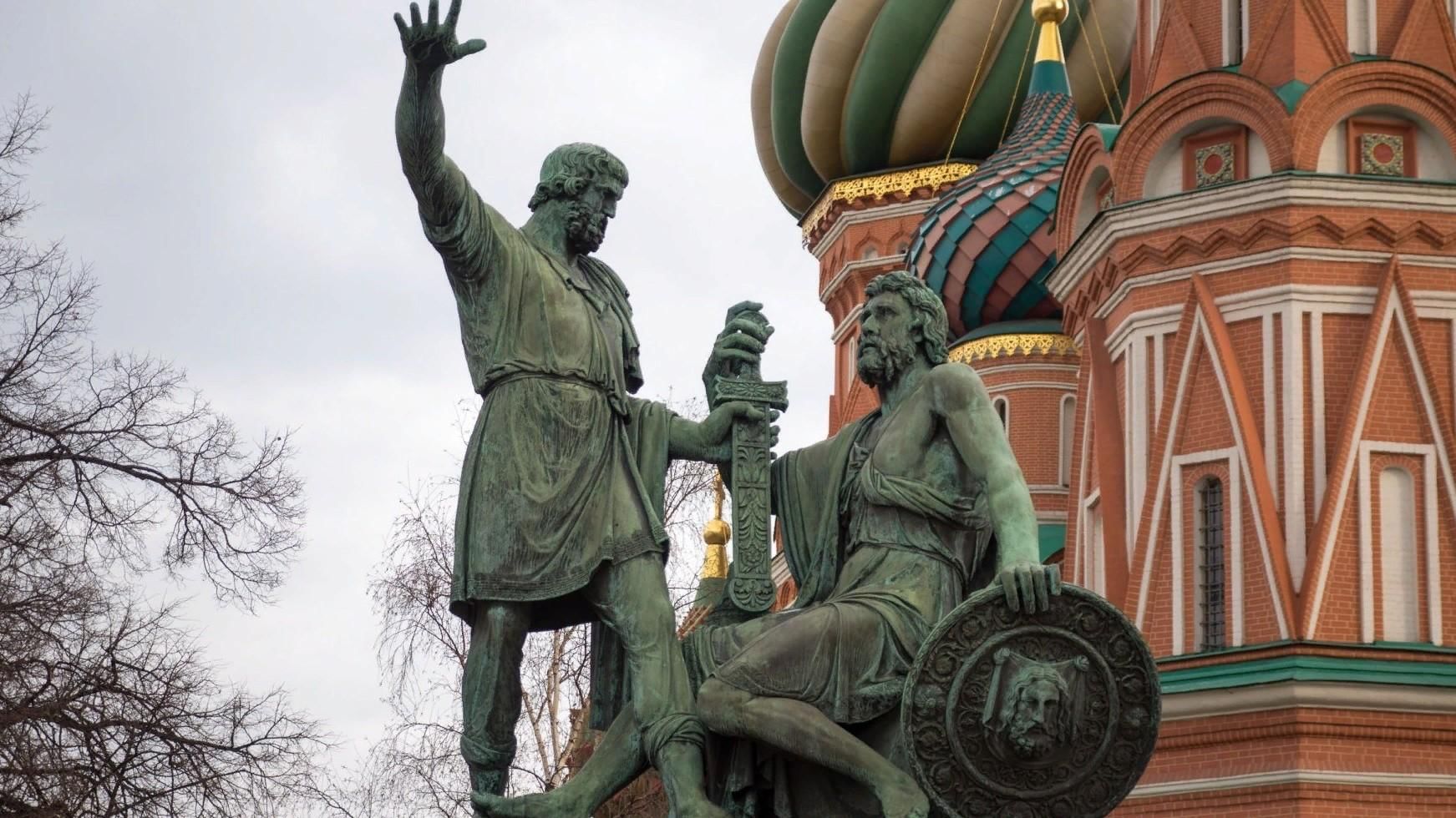 1 памятник минину и пожарскому. Памятник Минина и Пожарского в Москве. Памятник Минину и Пожарскому на красной площади. Памятник Кузьме Минину и Дмитрию Пожарскому в Москве.