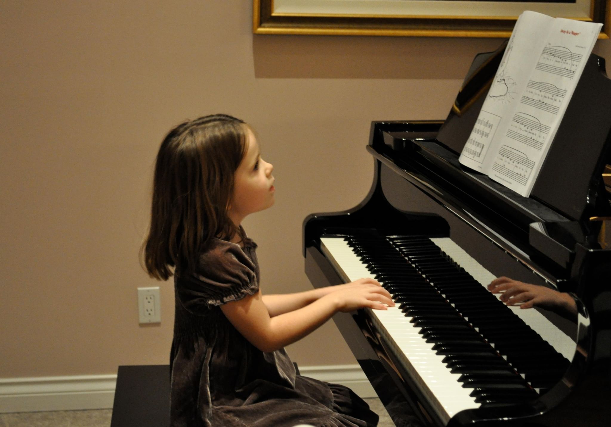 5 my friend play the piano. Ребенок за роялем. Фортепиано для детей. Девочка за пианино. Ребенок играет на фортепиано.