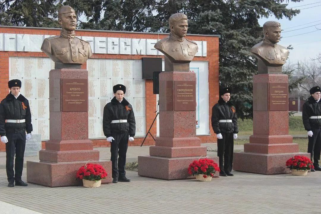 Крыловский станица октябрьская. Крыловский район. Крыловский парк. Крыловской район. Памятник Крыловская Крыловский район.