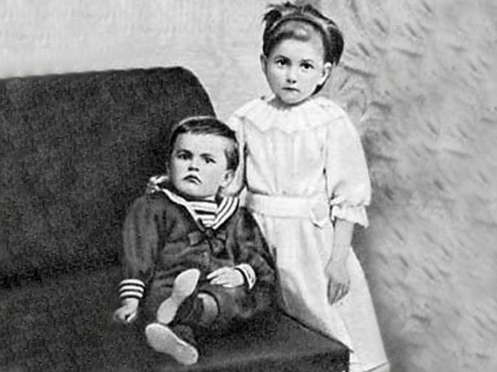 Владимир Маяковский с сестрой Людмилой. Фотография: vladimir-mayakovsky.ru