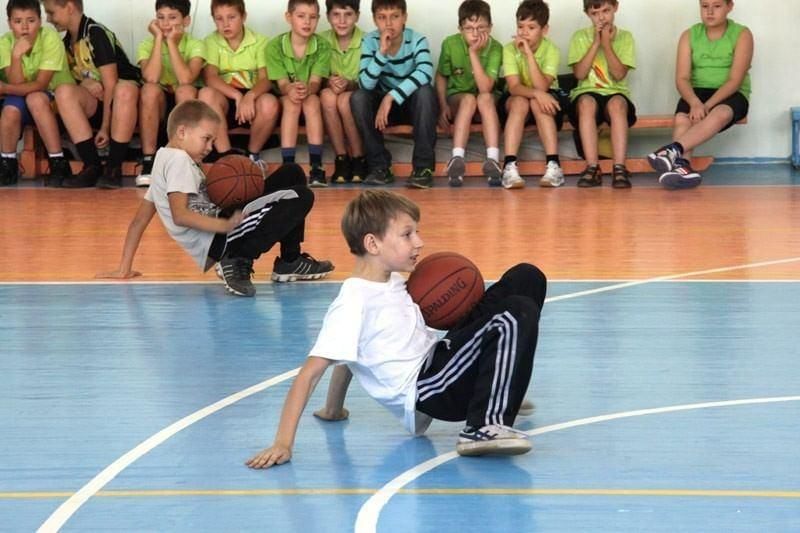 Школьное спортивное состязание. Спортивные соревнования для детей. Веселые старты. Школьники Веселые старты. Спортивные состязания для детей.