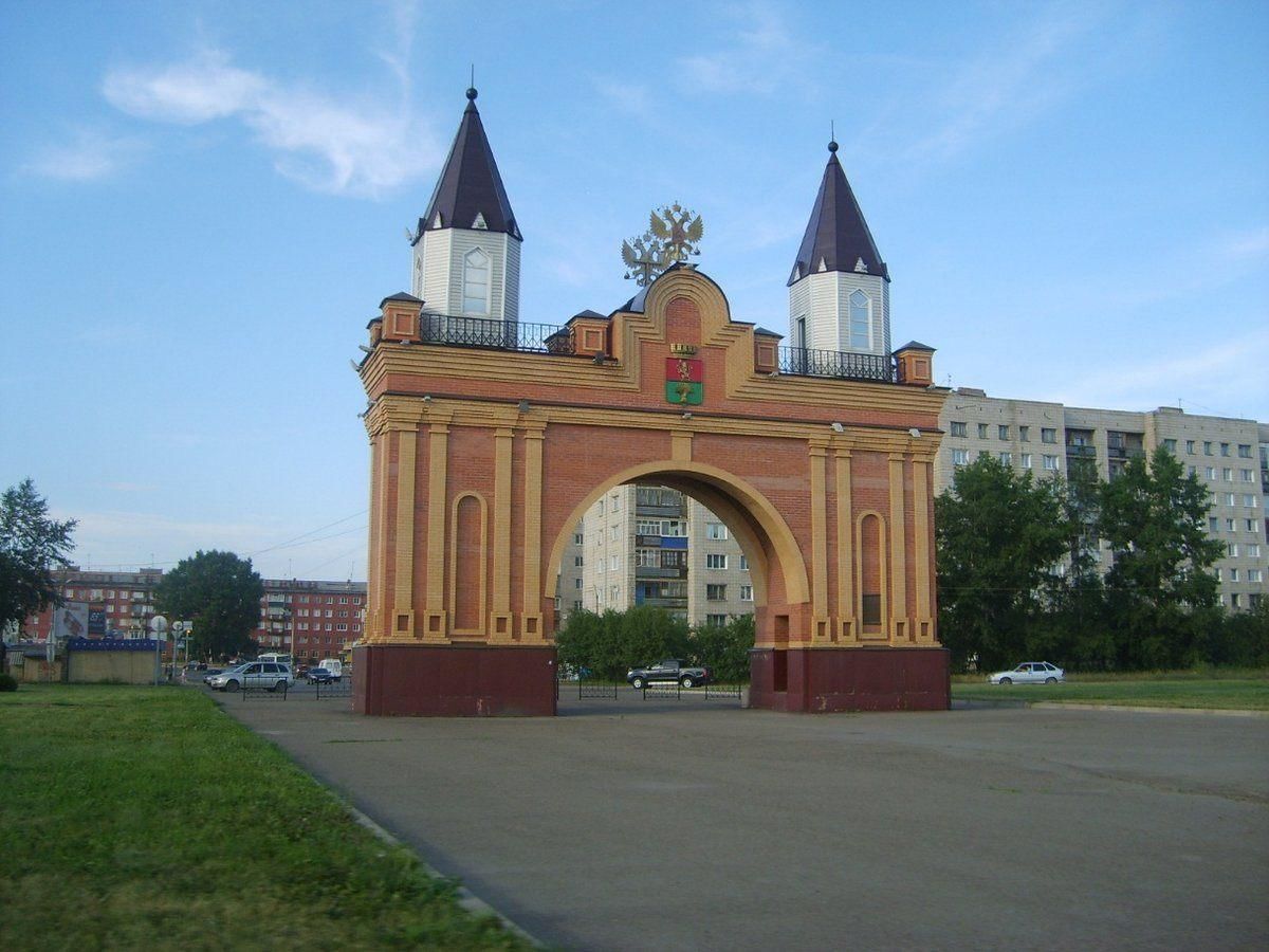 Канск красноярский. Город Канск Триумфальная арка. Триумфальная арка царские врата Канск. Канск царские врата. Триумфальная арка Канск проект.