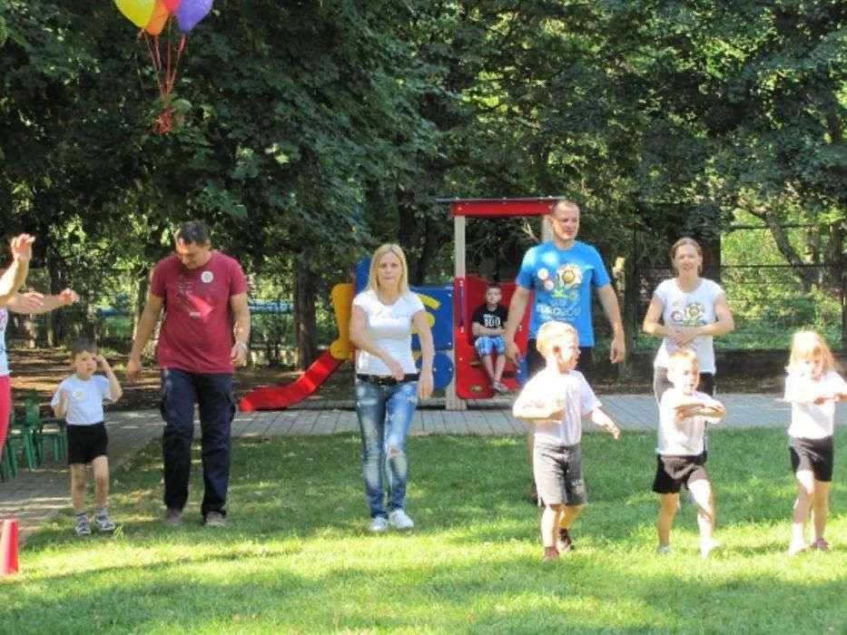 Сценарий спортивный с родителями. Спортивные мероприятия в саду. Спортивный праздник в детском саду. Спортивный праздник в детском саду на улице. Праздник на улице в ДОУ С родителями.