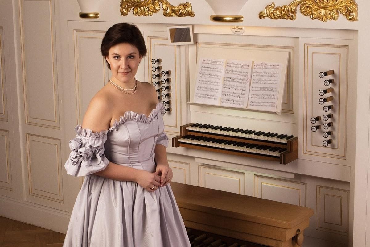 Органный концерт бах и вивальди. Органный концерт "Золотая коллекция классики". Органистка. Платье на органный концерт.