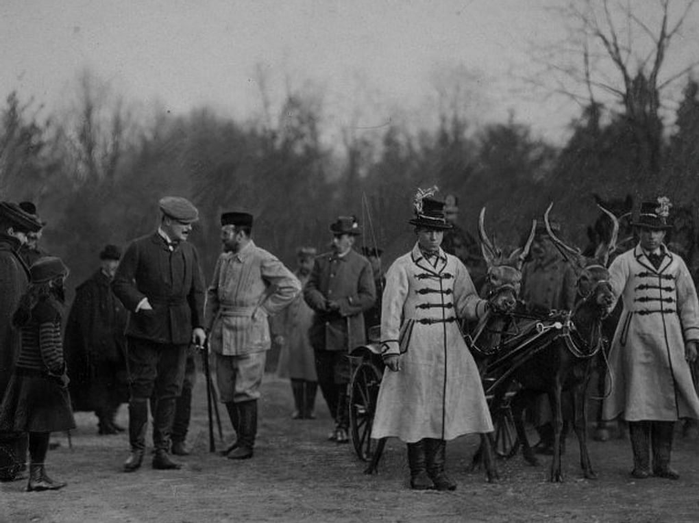 Император Николай II (шестой слева) во время охоты в Беловежской пуще. 1900-е годы. Фотография: Государственный исторический музей, Москва