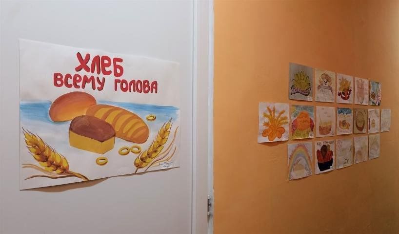Хлеб всему голова иллюстрация. Хлеб всему голова рисунок в детский сад. Рисунки выставка пекарня. Поделки в средней группе хлеб всему голова. Хлеб всему голова картинки для детей в детском саду.