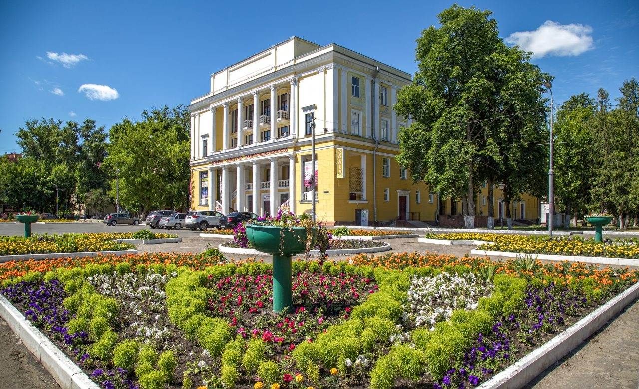 Брянск лето. Дворец железнодорожников Брянск. Парк в Фокинском районе Брянск. Дом культуры железнодорожников Брянск.