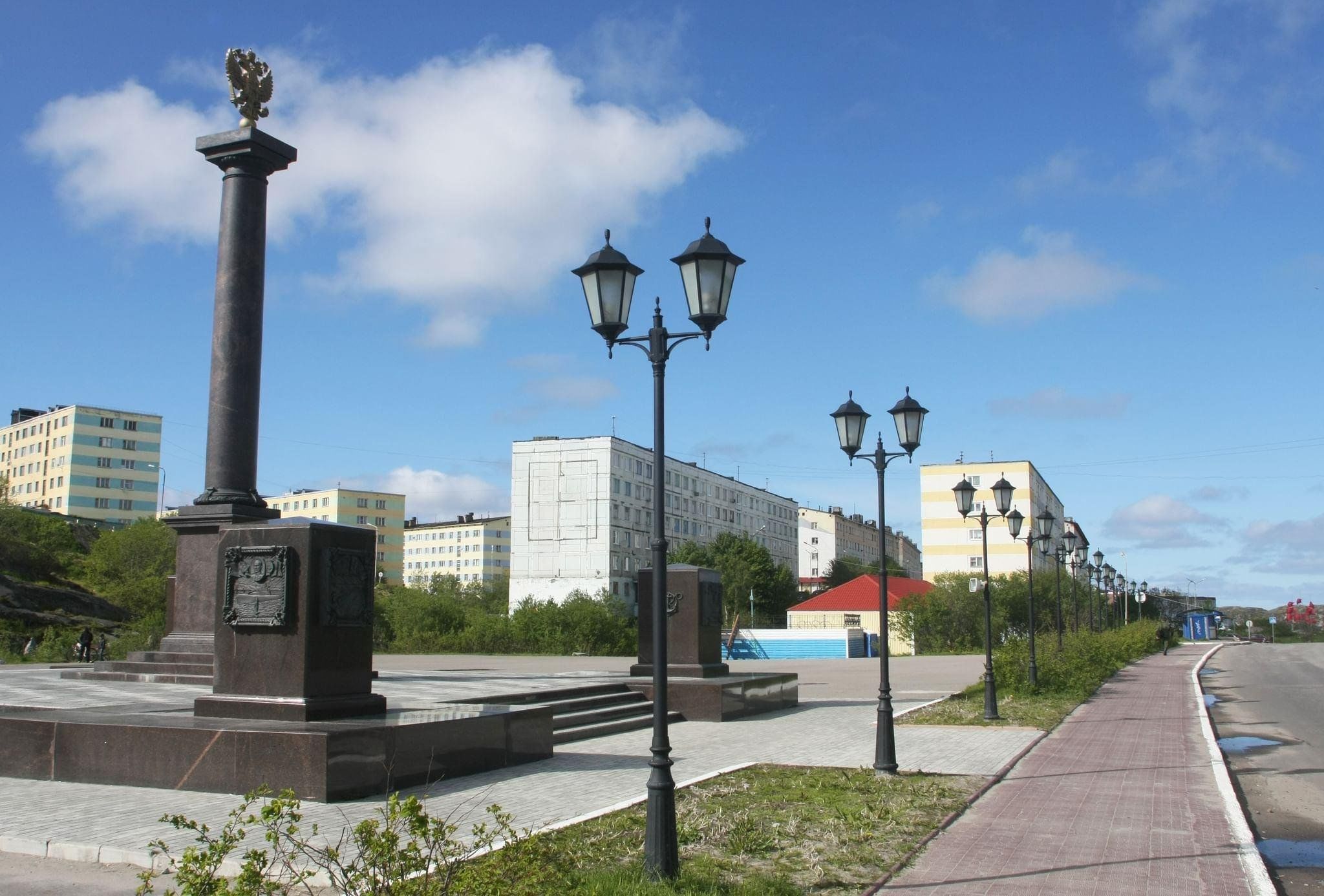 Полярный 3 город. Стела город славы Полярный. Зато Полярный города Мурманской области. Стела в городе Полярный Мурманская область.