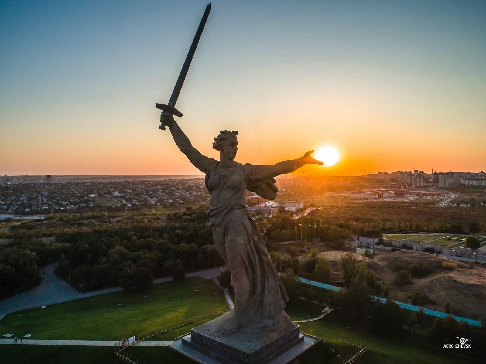 Где зовет. Волгоград Родина мать Мамаев Курган. Монумент Родина мать зовёт на Мамаевом Кургане. Родина мать зовет Волгоград. Памятник Родина-мать на Мамаевом Кургане.