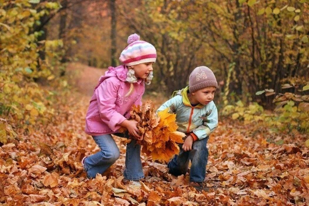 Осенние игры. Осенниеррогулки с детьми. Осенняя прогулка. Осенние прогулки с детьми. Дети на прогулке осенью.