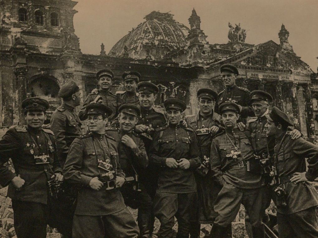 Евгений Халдей. Группа советских военных фотографов и журналистов у Рейхстага. Берлин. Май 1945 года. Borodulin Collection
