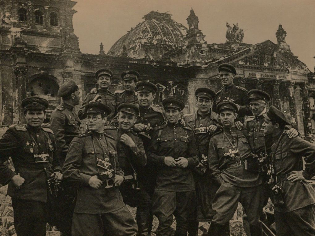 Евгений Халдей. Группа советских военных фотографов и журналистов у Рейхстага. Берлин. Май 1945 года. Borodulin Collection