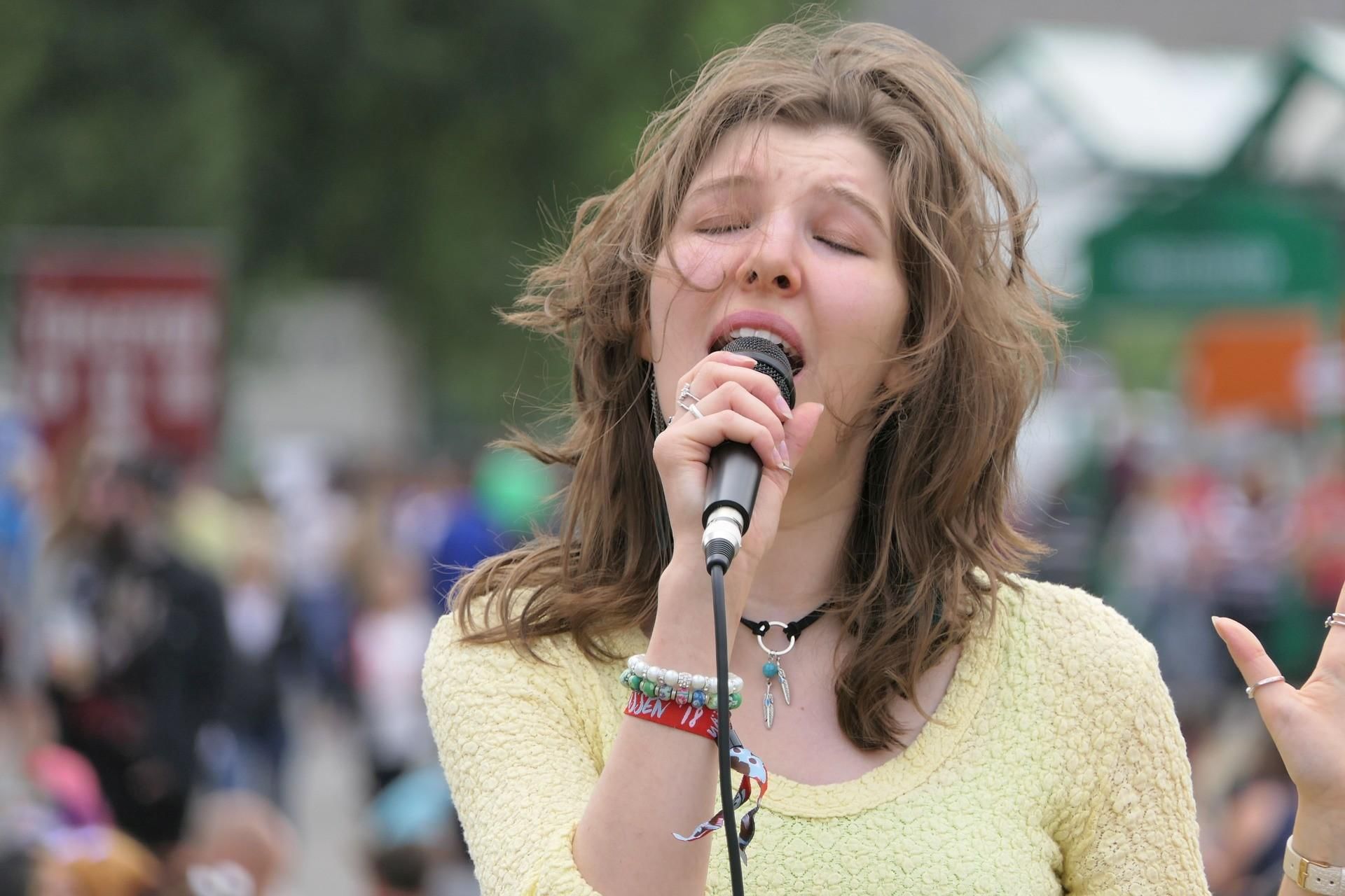 Во сколько лет начала петь. Pixabay певица. Live singing. Singer woman. Seafot Singer HS.