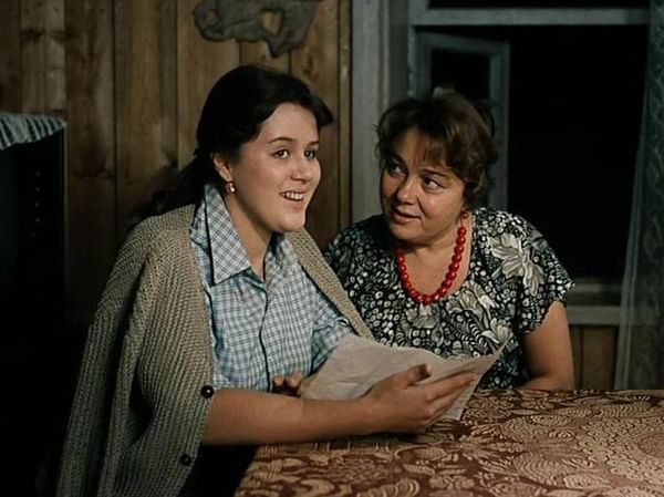 Янина Лисовская (слева) в роли Людки и Нина Дорошина в роли Надежды в художественном фильме Владимира Меньшова «Любовь и голуби» (1984)