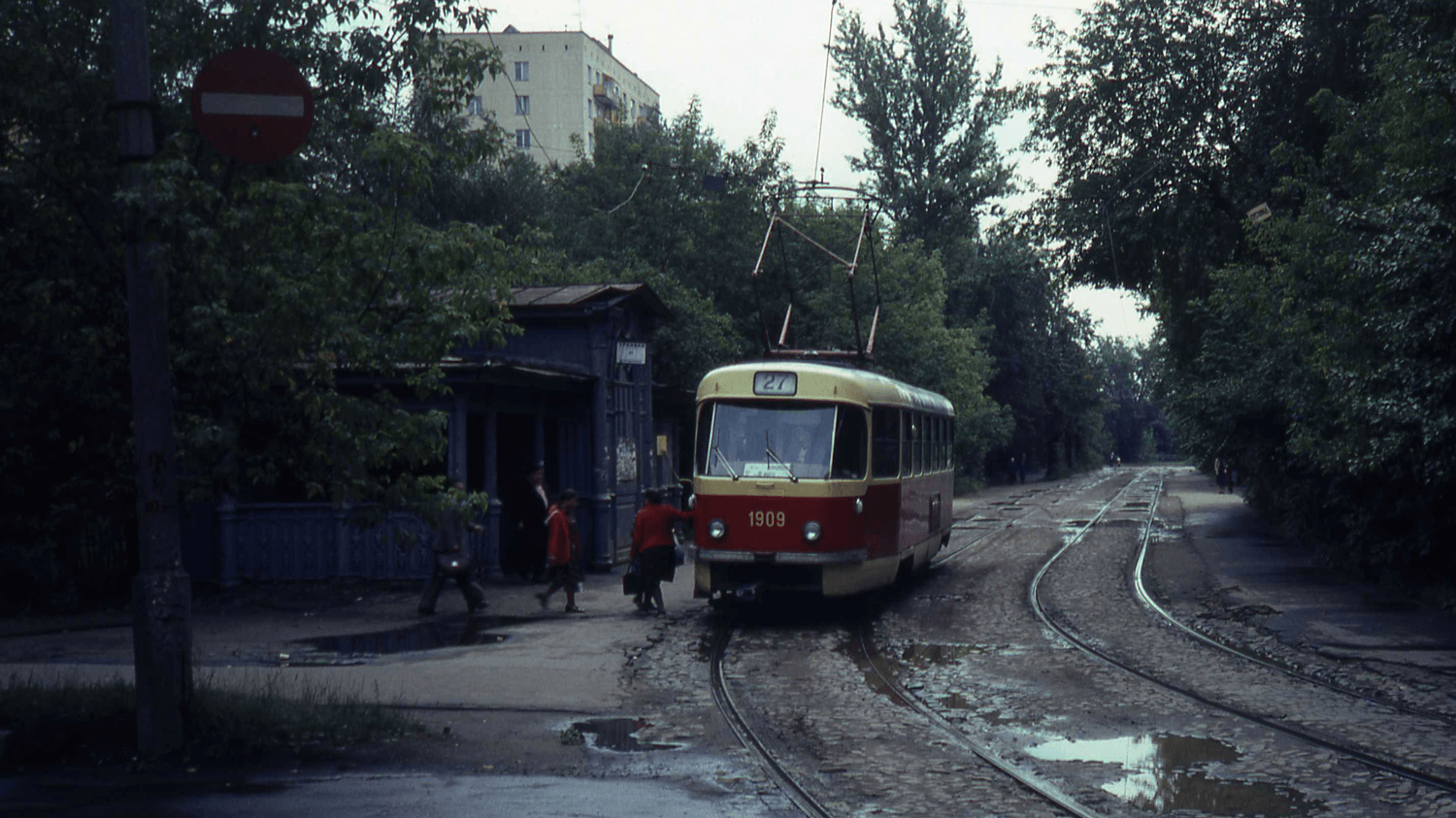 Трамвай №27. Трамвайная остановка «Красностуденческий проезд», Москва. 1982 год. Фотография: <a href="https://commons.wikimedia.org/wiki/File:Moscow_1982_tramline_27_endpoint.jpg" rel="nofollow noopener" target="_blank">Wikimedia Commons</a> / <a href="https://creativecommons.org/licenses/by-sa/3.0/deed.ru" rel="nofollow noopener" target="_blank">Attribution-Share Alike 3.0 Unported</a>