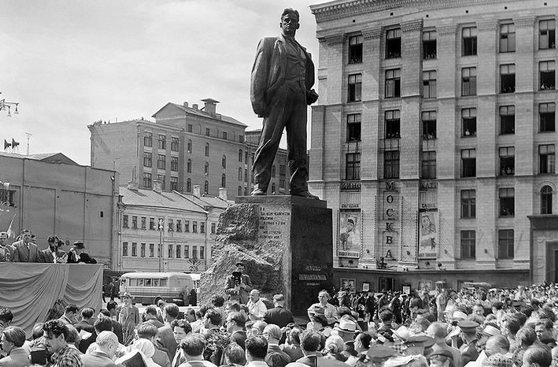 Маяковский в москве фото