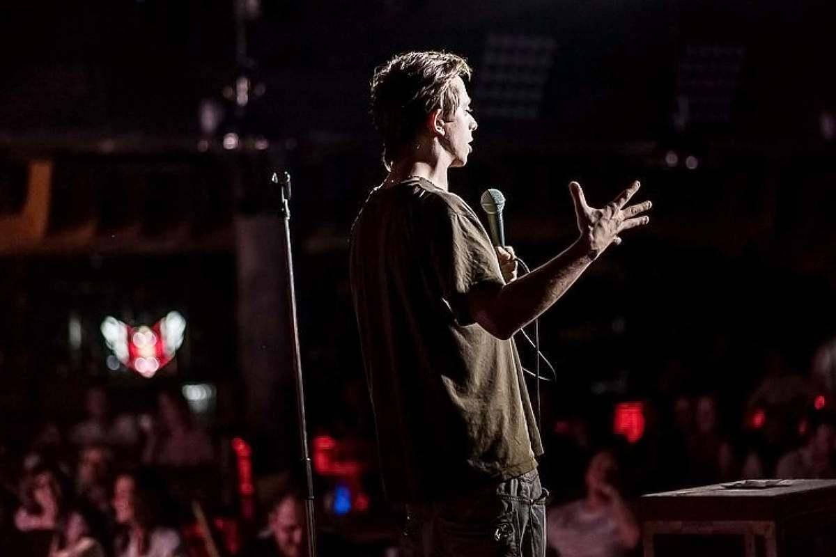 Stand up концерты. Концерт стендап комика.