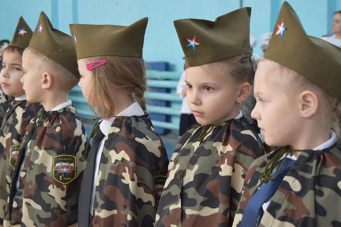 Сценка для мальчиков на 23 февраля. Военные костюмы для детей. Костюмы на 23 февраля для школьников. Военная форма для школьников. Дети в военной форме.